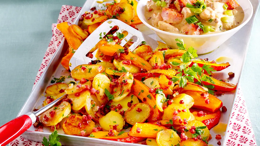 Bratkartoffeln mit Kürbis zu Kasseler-Geschnetzeltem Rezept - Foto: LECKER @ Bauer Media Group Bratkartoffeln mit Kürbis zu Kasseler-Geschnetzeltem Rezept - Foto: LECKER @ Bauer Media Group