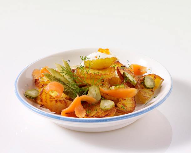 Bratkartoffeln mit Lachs und Dill Rezept Bratkartoffeln mit Lachs und Dill Rezept
