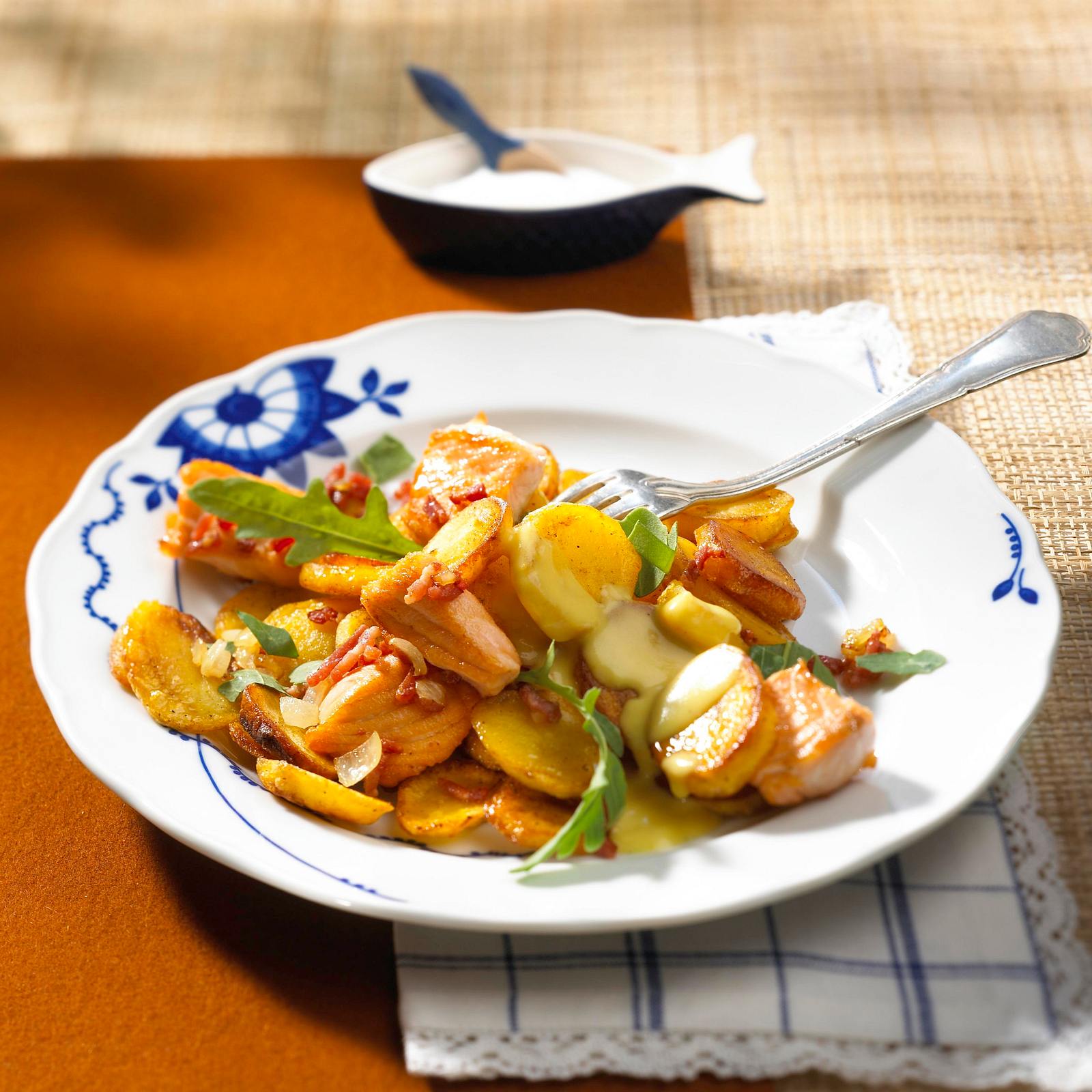 Bratkartoffeln mit Lachs und Rauke Rezept | LECKER