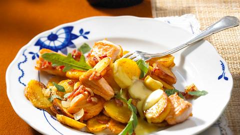 Bratkartoffeln mit Lachs und Rauke Rezept - Foto: House of Food / Bauer Food Experts KG