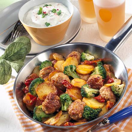 Bratkartoffeln mit Mettbällchen Rezept Bratkartoffeln mit Mettbällchen Rezept