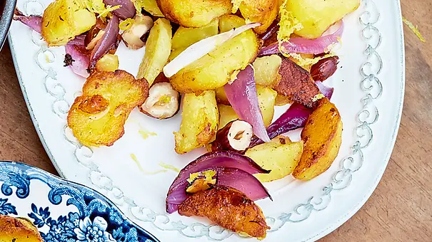 Bratkartoffeln mit Nüssen und Zwiebeln Rezept - Foto: LECKER @ Bauer Media Group