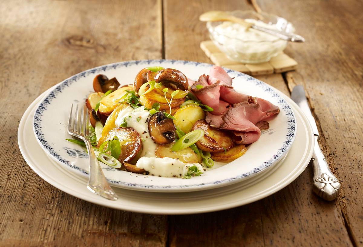 Bratkartoffeln mit Pilzen, Roastbeef und Meerrettich-Remoulade Rezept