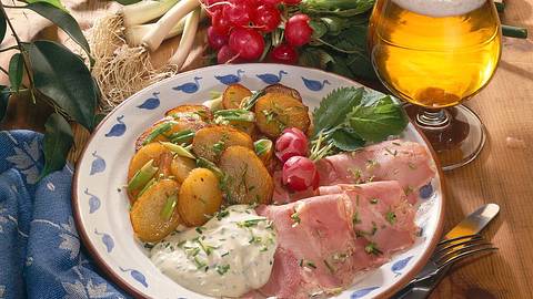 Bratkartoffeln mit Schnittlauchsoße und Schinkensülze Rezept - Foto: Horn