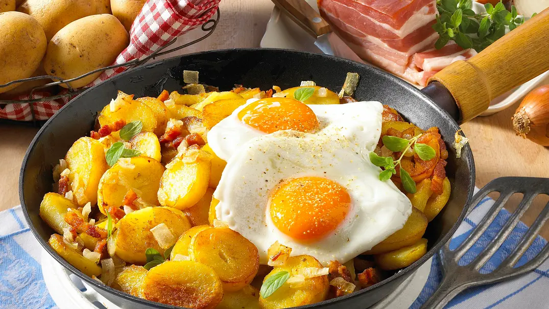 Bratkartoffeln mit Spiegelei Rezept - Foto: LECKER @ Bauer Media Group