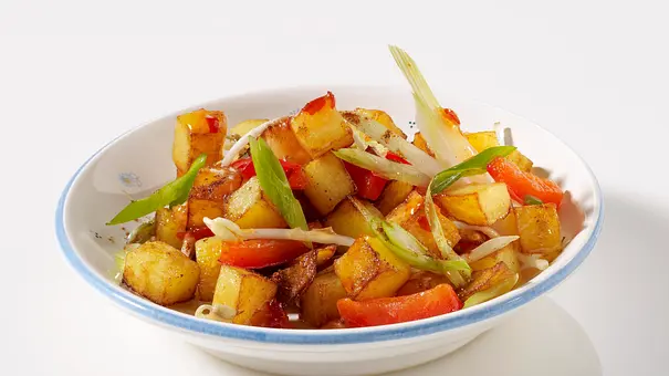Bratkartoffeln mit Sprossen und Asiasoße Rezept - Foto: LECKER @ Bauer Media Group