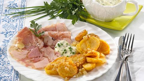 Bratkartoffeln mit Sülze und leichter Remoulade Rezept - Foto: Maass