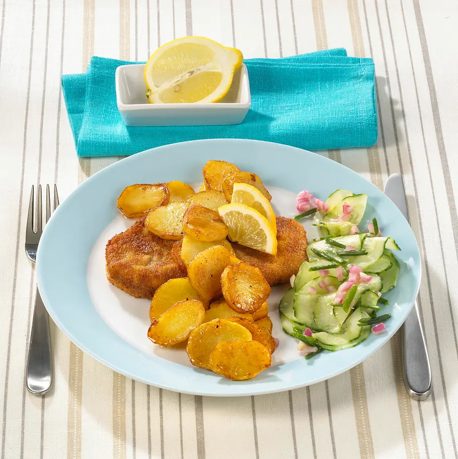 Bratkartoffeln mit Wiener Schnitzel und Gurkensalat Rezept Bratkartoffeln mit Wiener Schnitzel und Gurkensalat Rezept