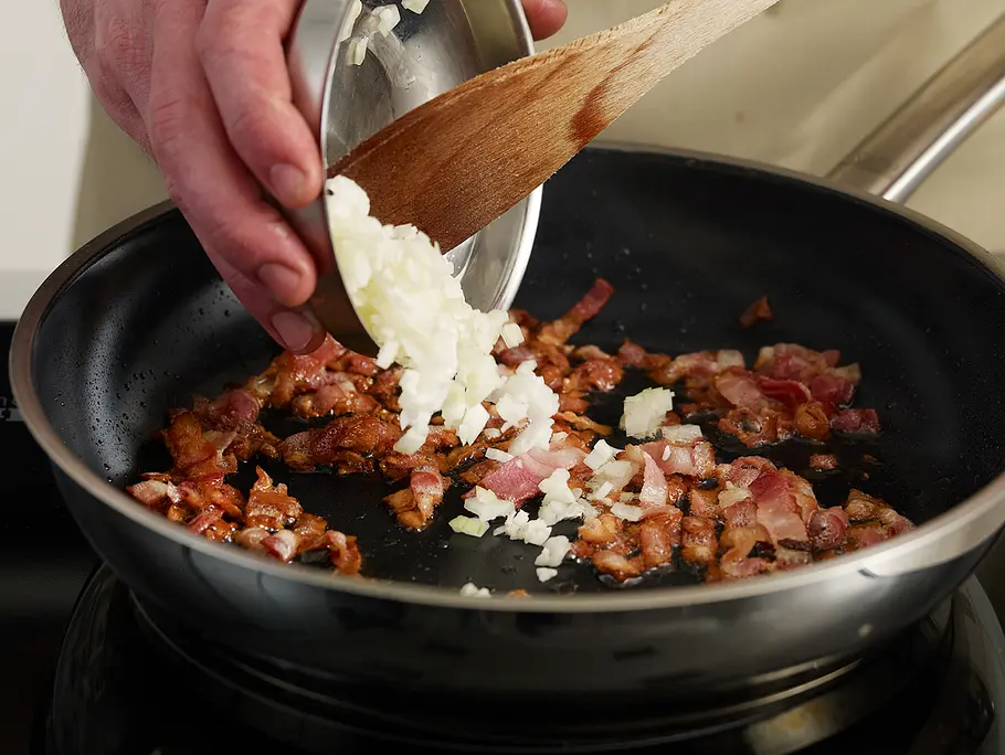 Speck und Zwiebeln anbraten Speck und Zwiebeln anbraten