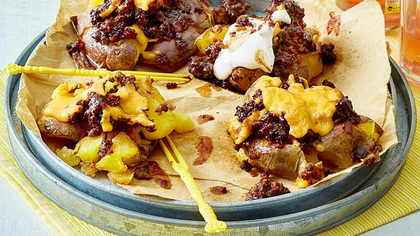 Bratkartoffeln vom Blech mit BBQ-Hack Rezept - Foto: House of Food / Bauer Food Experts KG