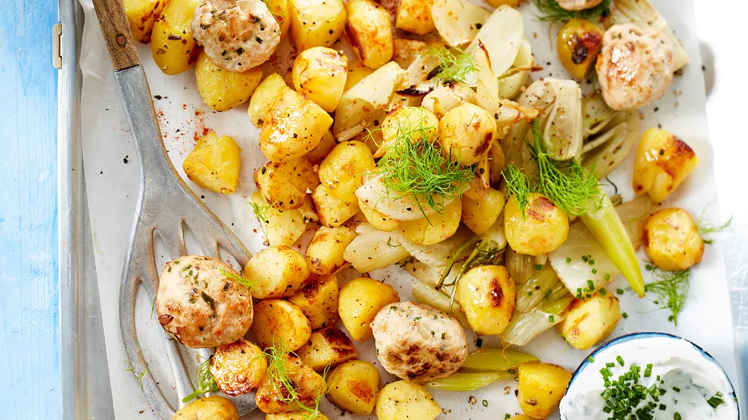 Bratkartoffeln vom Blech mit Putenbällchen Rezept - Foto: LECKER @ Bauer Media Group Bratkartoffeln vom Blech mit Putenbällchen Rezept - Foto: LECKER @ Bauer Media Group