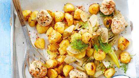 Bratkartoffeln vom Blech mit Putenbällchen Rezept - Foto: House of Food / Bauer Food Experts KG