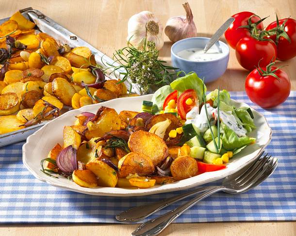 Bratkartoffeln vom Blech mit Salat Rezept Bratkartoffeln vom Blech mit Salat Rezept