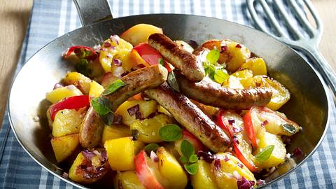Bratkartoffelpfanne mit Rostbratwürsten, Apfelspalten und roten Zwiebeln Rezept - Foto: House of Food / Bauer Food Experts KG