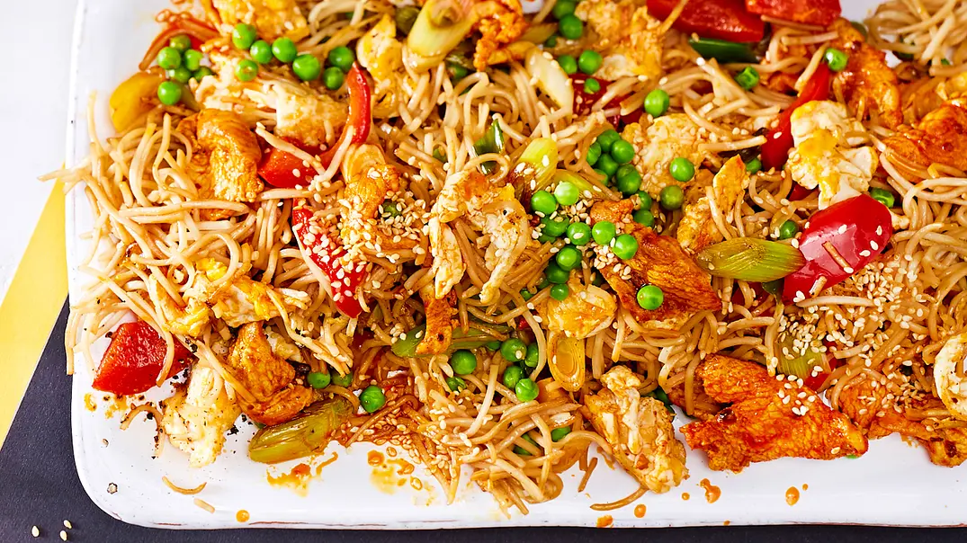 Bratnudeln mit Curry-Hähnchen Rezept - Foto: LECKER @ Bauer Media Group Bratnudeln mit Curry-Hähnchen Rezept - Foto: LECKER @ Bauer Media Group