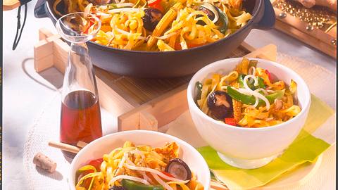 Bratnudeln mit Gemüse und Ei Rezept - Foto: House of Food / Bauer Food Experts KG