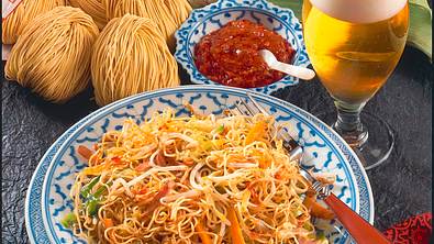 Bratnudeln mit Gemüse und Schinken Rezept - Foto: LECKER @ Bauer Media Group