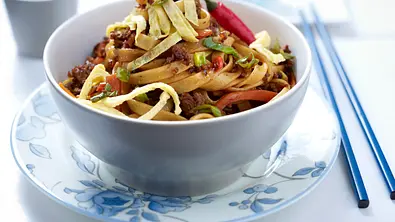 Bratnudeln mit Hackfleisch Rezept - Foto: LECKER @ Bauer Media Group