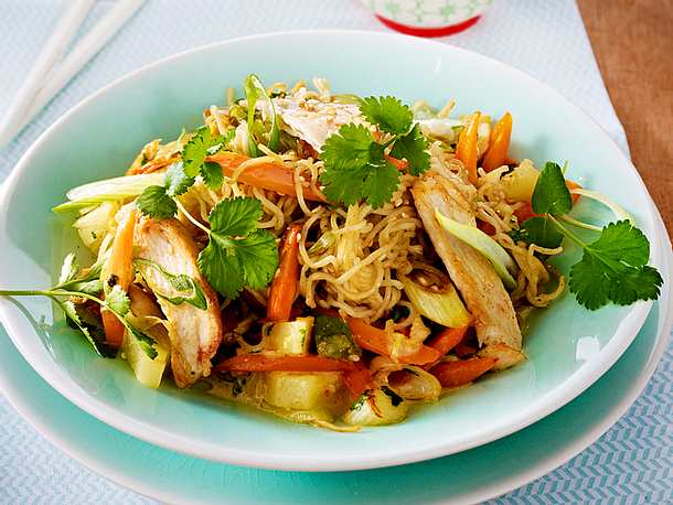 Bratnudeln mit Hähnchenfilet in Sesam-Curry-Soße Rezept