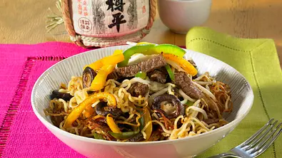 Bratnudeln mit Rindfleisch Rezept - Foto: LECKER @ Bauer Media Group