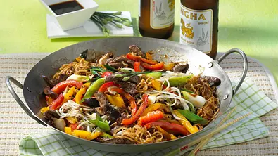 Bratnudeln mit Rindfleisch Rezept - Foto: LECKER @ Bauer Media Group
