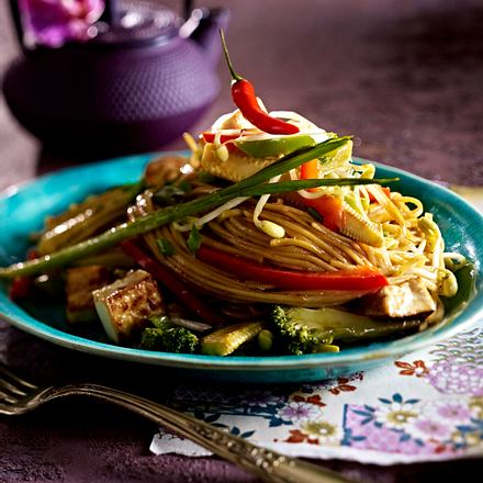 Bratnudeln mit Tofu und buntem Gemüse Rezept Bratnudeln mit Tofu und buntem Gemüse Rezept