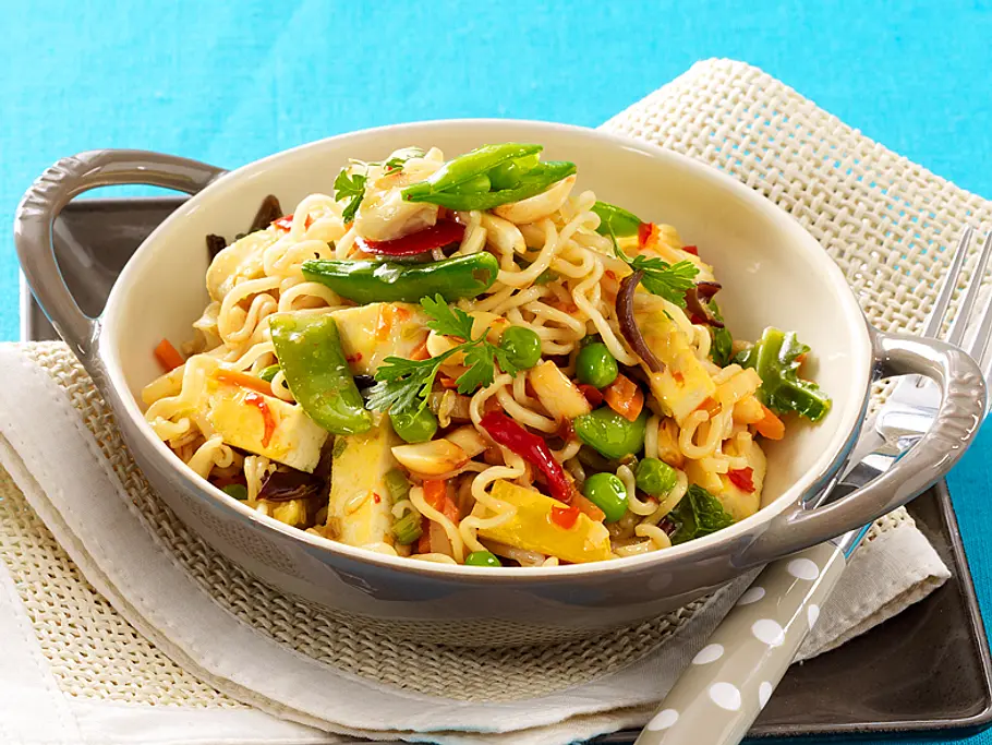 Bratnudeln mit Tofu und Gemüse aus dem Wok Rezept Bratnudeln mit Tofu und Gemüse aus dem Wok Rezept