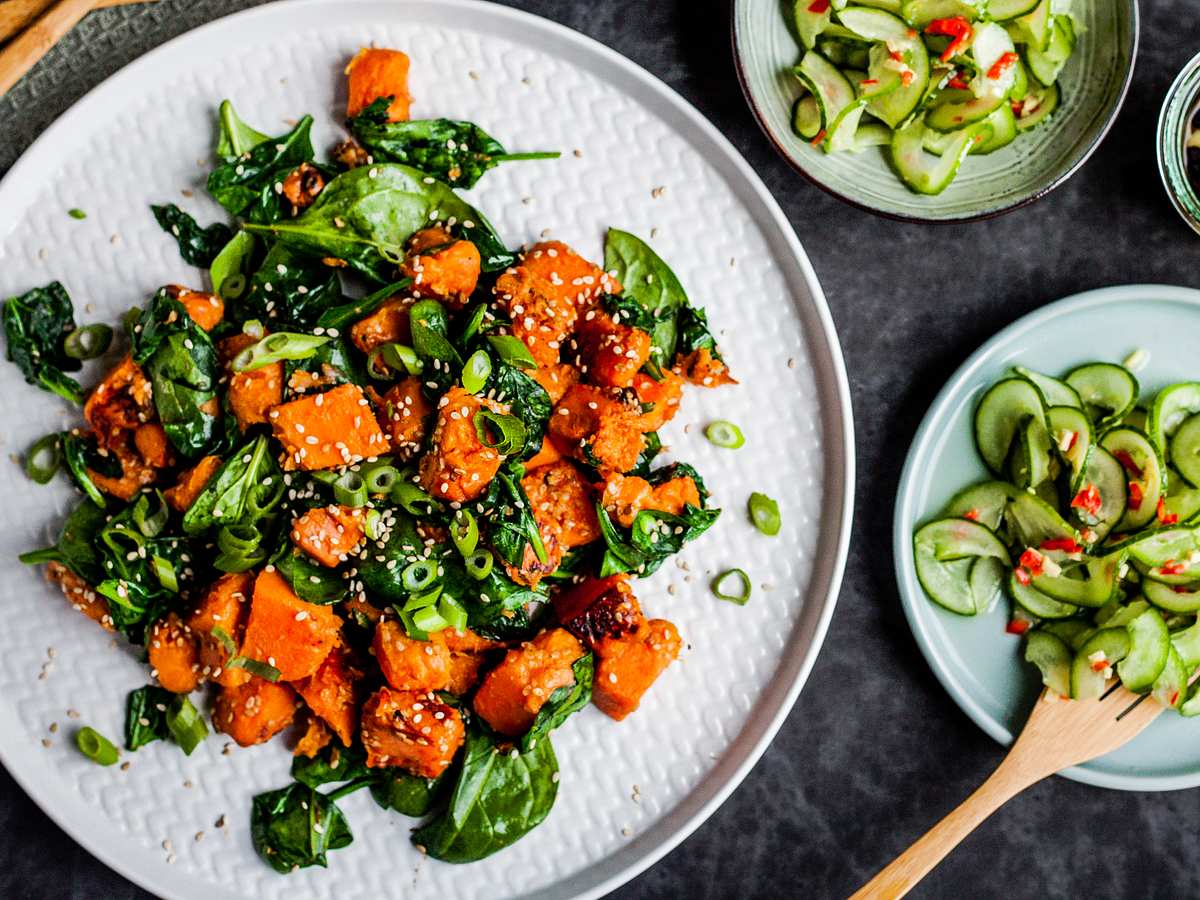 Bratsüßkartoffeln mit Sesamspinat und Asiagurkensalat Rezept