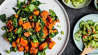 Bratsüßkartoffeln mit Sesamspinat und Asiagurkensalat Rezept - Foto: LECKER @ Bauer Media Group Bratsüßkartoffeln mit Sesamspinat und Asiagurkensalat Rezept - Foto: LECKER @ Bauer Media Group