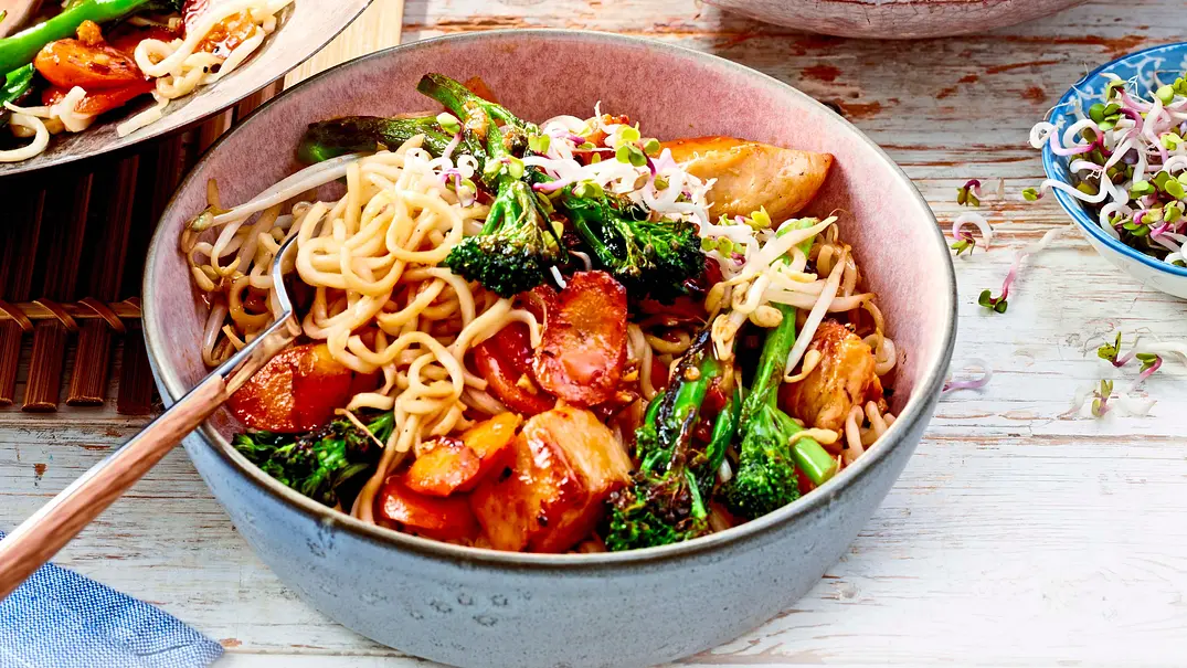 Bratnudel-Bowl Buddhas Lächeln Rezept - Foto: LECKER @ Bauer Media Group Bratnudel-Bowl Buddhas Lächeln Rezept - Foto: LECKER @ Bauer Media Group