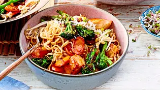 Bratnudel-Bowl Buddhas Lächeln Rezept - Foto: LECKER @ Bauer Media Group Bratnudel-Bowl Buddhas Lächeln Rezept - Foto: LECKER @ Bauer Media Group