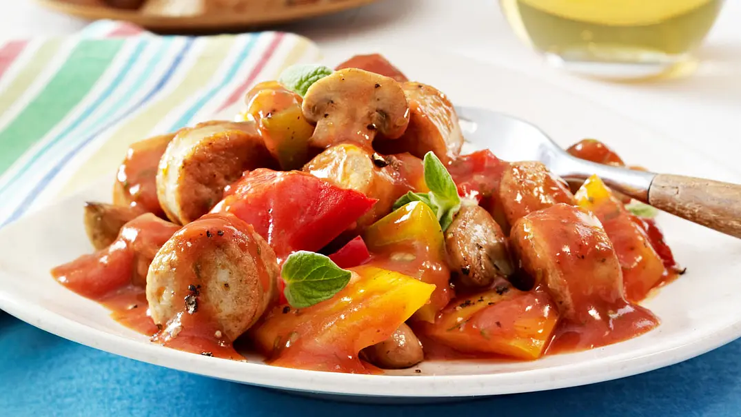 Bratwurst-Gulasch Rezept - Foto: LECKER @ Bauer Media Group