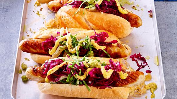 Bratwurst im Brötchen  mit saftigem Kraut-Topping Rezept 