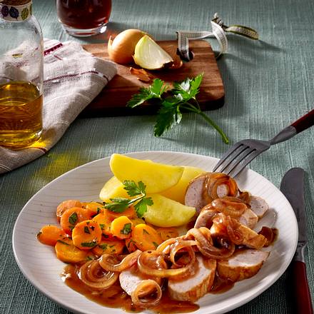 Bratwurst in Zwiebelsoße zu Petersilien-Möhren Rezept Bratwurst in Zwiebelsoße zu Petersilien-Möhren Rezept