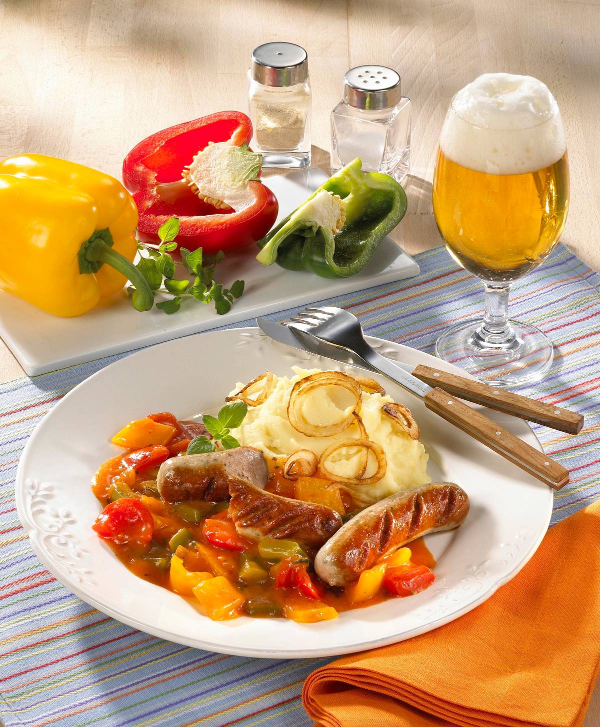 Bratwurst mit Paprikagemüse Rezept