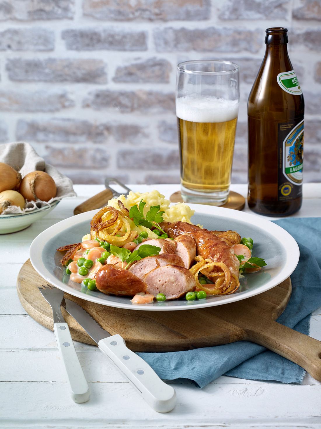 Bratwurst mit Röstzwiebeln und Rahmgemüse Rezept | LECKER
