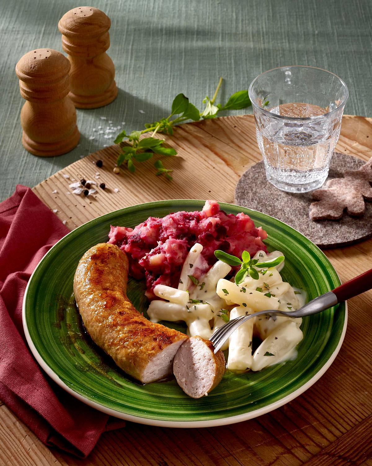 Bratwurst mit Schwarzwurzel-Rahmgemüse und Rote Bete-Püree Rezept