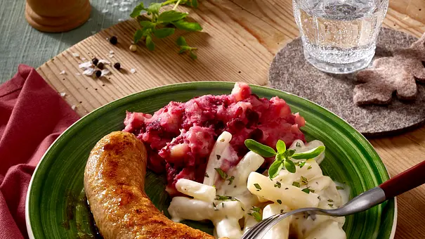 Bratwurst mit Schwarzwurzel-Rahmgemüse und Rote Bete-Püree Rezept - Foto: LECKER @ Bauer Media Group