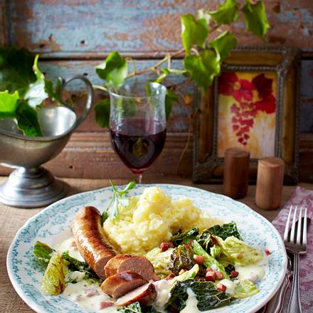 Bratwurst mit Speckwirsing und Kartoffelpüree Rezept Bratwurst mit Speckwirsing und Kartoffelpüree Rezept