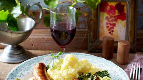 Bratwurst mit Speckwirsing und Kartoffelpüree Rezept - Foto: House of Food / Bauer Food Experts KG