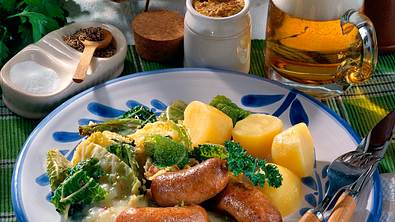 Bratwurst mit Wirsing und Kartoffelsoße Rezept - Foto: LECKER @ Bauer Media Group