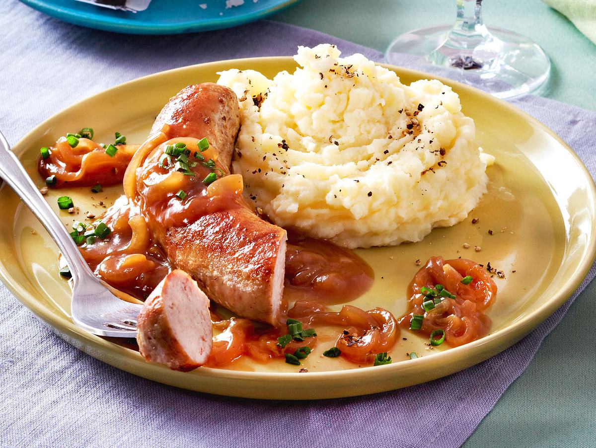 Bratwurst mit Zwiebelsoße zu Kartoffelpüree Rezept