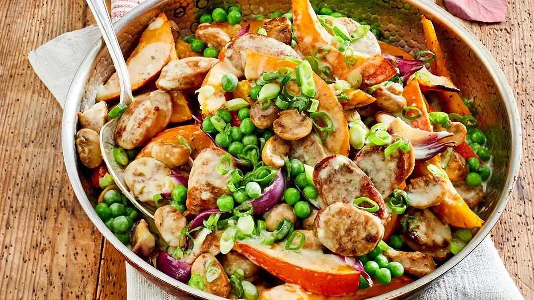 Bratwurst-Pfanne mit Kürbis Rezept - Foto: LECKER @ Bauer Media Group Bratwurst-Pfanne mit Kürbis Rezept - Foto: LECKER @ Bauer Media Group
