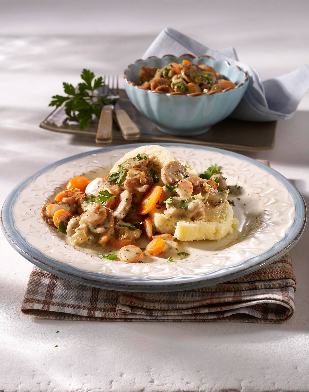 Bratwurst-Pilz-Ragout mit Böhmische Knödel Rezept