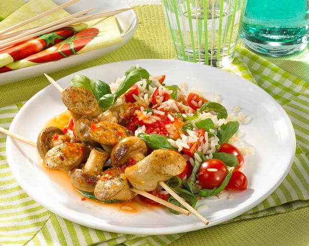 Bratwurst-Pilz-Spieße auf Tomatenreis Rezept Bratwurst-Pilz-Spieße auf Tomatenreis Rezept