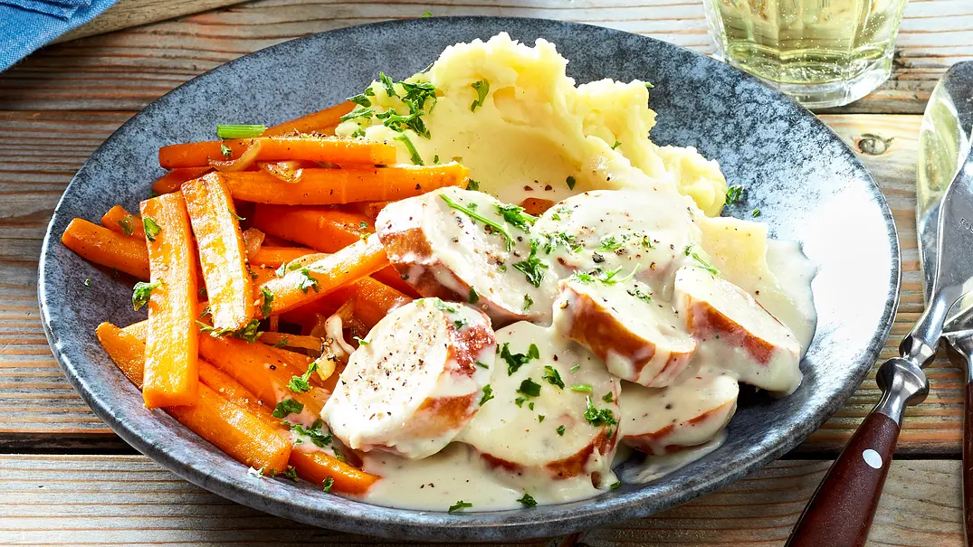 Bratwurst-Rahmragout zu Möhren Rezept - Foto: LECKER @ Bauer Media Group Bratwurst-Rahmragout zu Möhren Rezept - Foto: LECKER @ Bauer Media Group