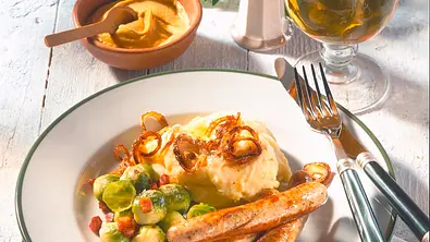 Bratwurst zu Rosenkohl und Püree (Diabetiker) Rezept - Foto: LECKER @ Bauer Media Group