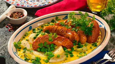 Bratwürste auf Gemüse in Currysoße Rezept - Foto: LECKER @ Bauer Media Group