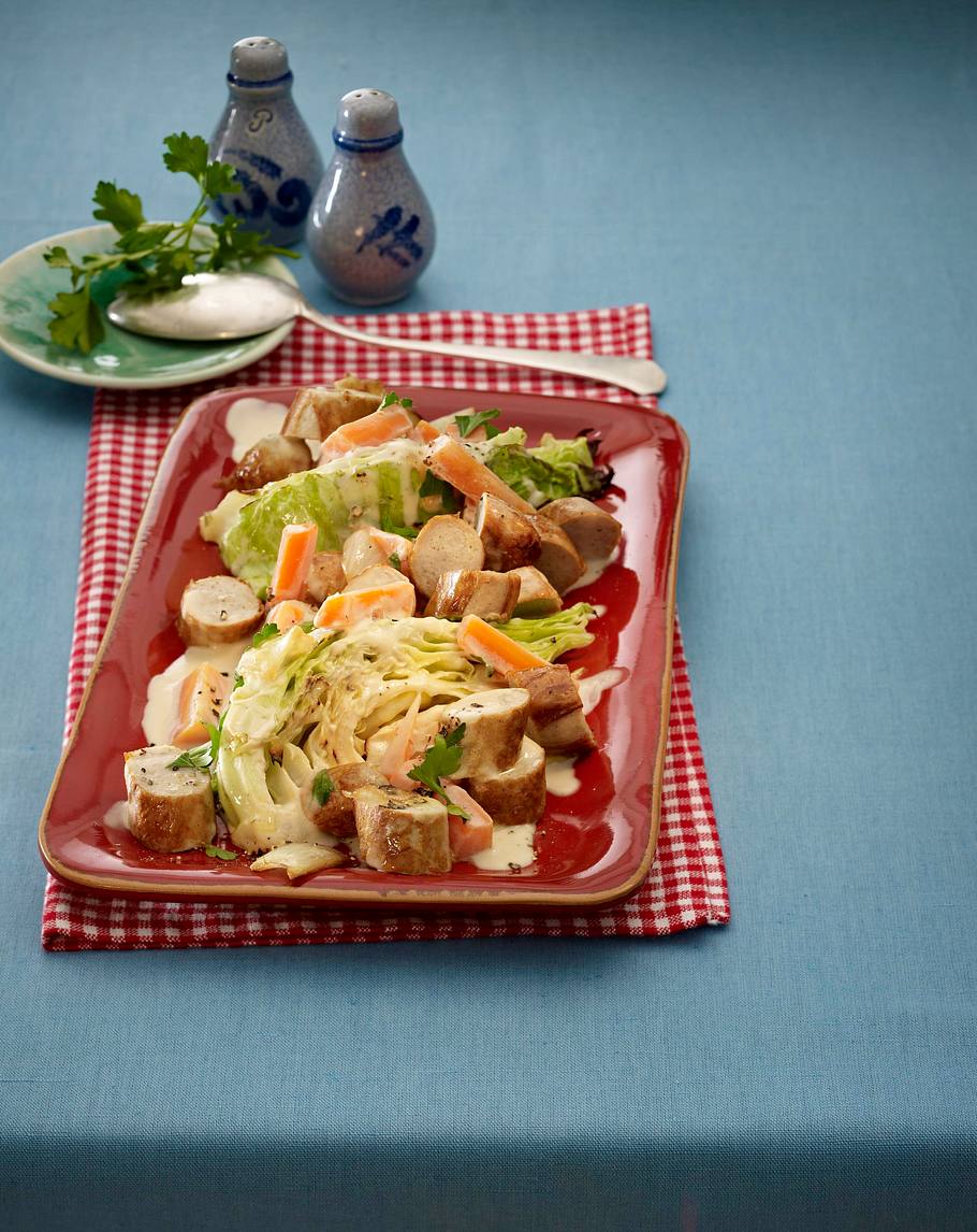 Bratwurstgeschnetzeltes mit Spitzkohl und Möhren Rezept