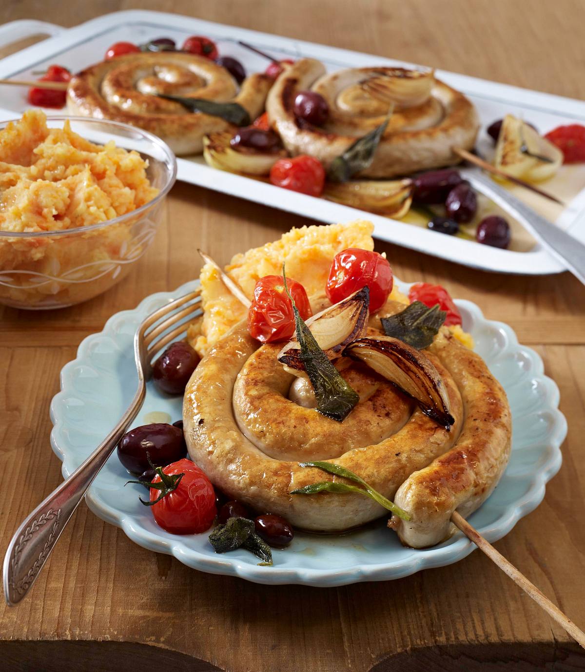 Bratwurstschnecke mit Tomatengemüse aus dem Ofen Rezept